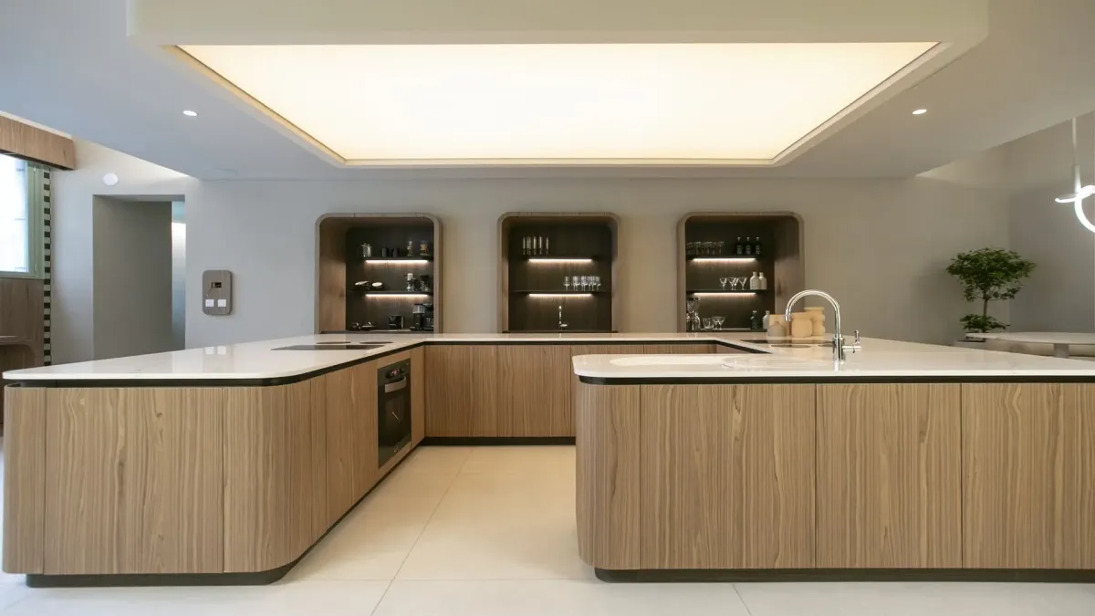 Cocina a medida con isla y frentes en madera